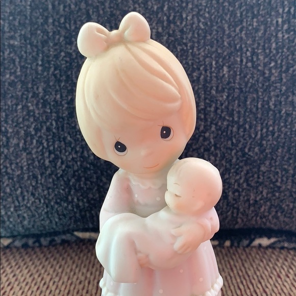 Precious Moments - A Special Delivery Figurine - Picture 2 of 8